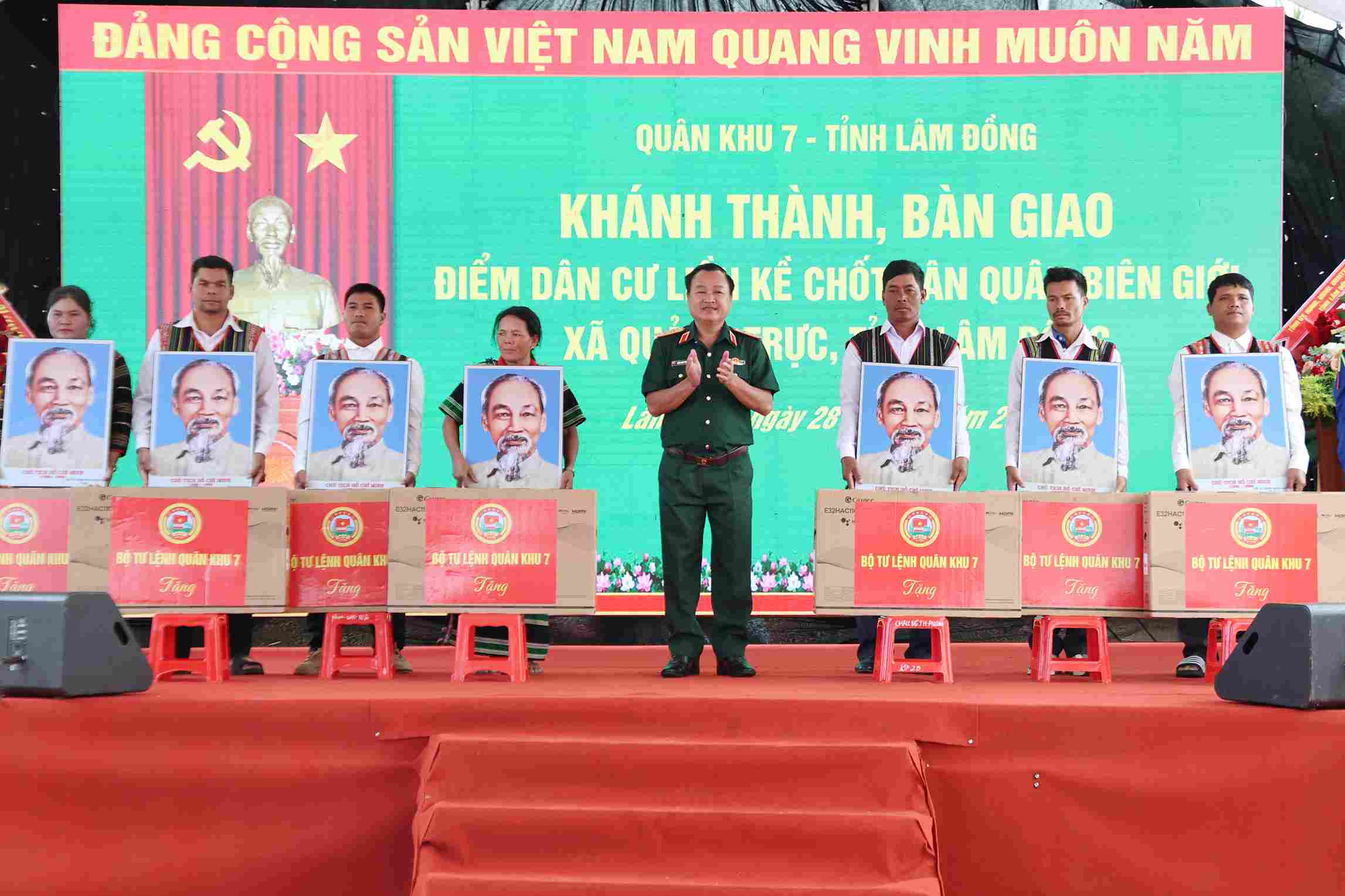 Quân khu 7 tặng quà chúc mừng các hộ dân nhân dịp về nhà mới. Ảnh: Thần Hy 