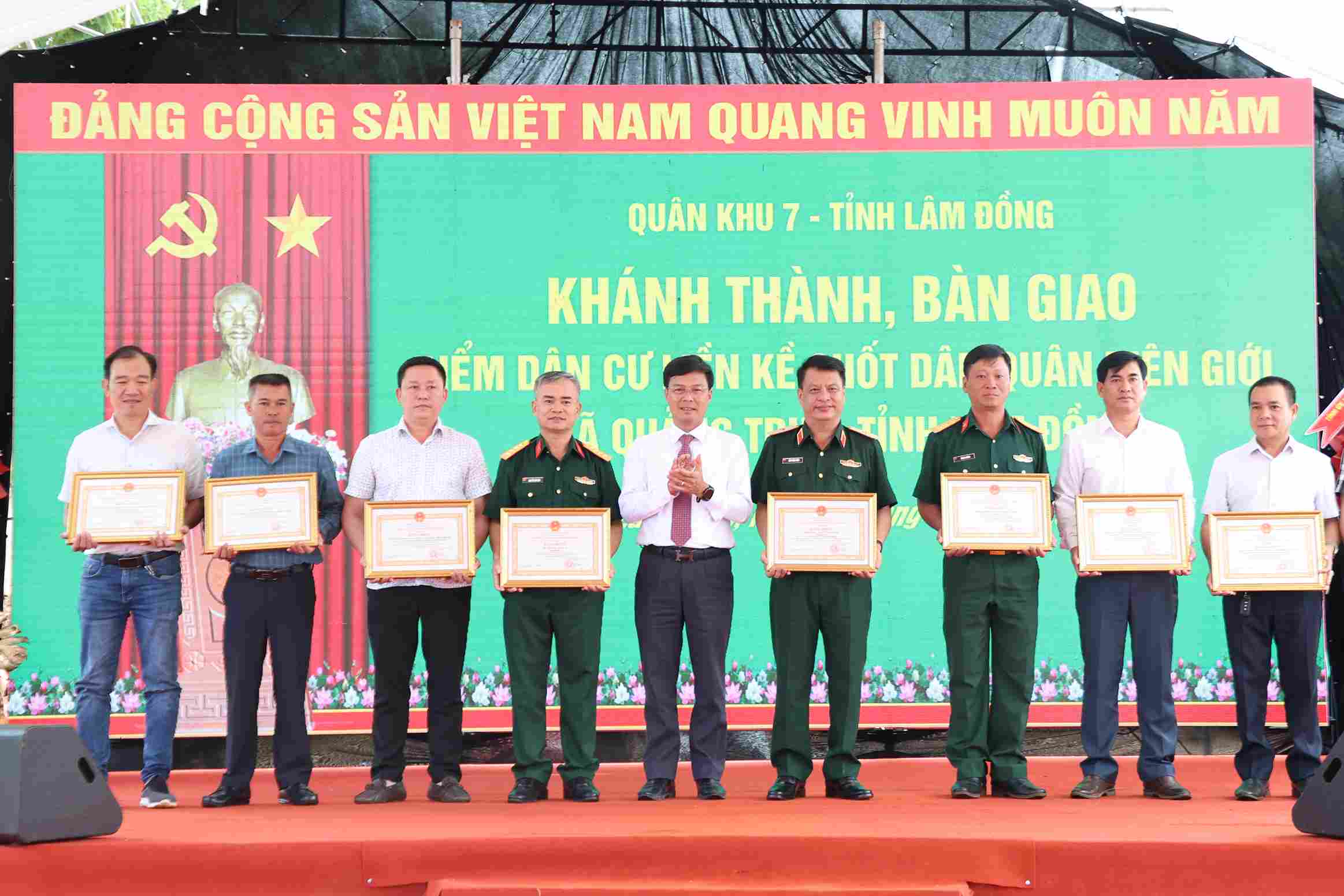 UBND tỉnh tặng Bằng khen cho các tập thể, cá nhân có thành tích xuất sắc trong việc triển khai xây dựng dự án dân cư. Ảnh: Thần Hy  