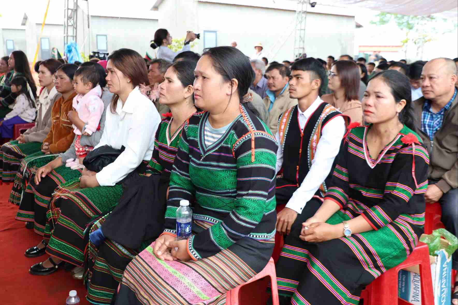 Đông đảo Nhân dân địa phương tham dự lễ khánh thành điểm dân cư. Ảnh: Thần Hy 