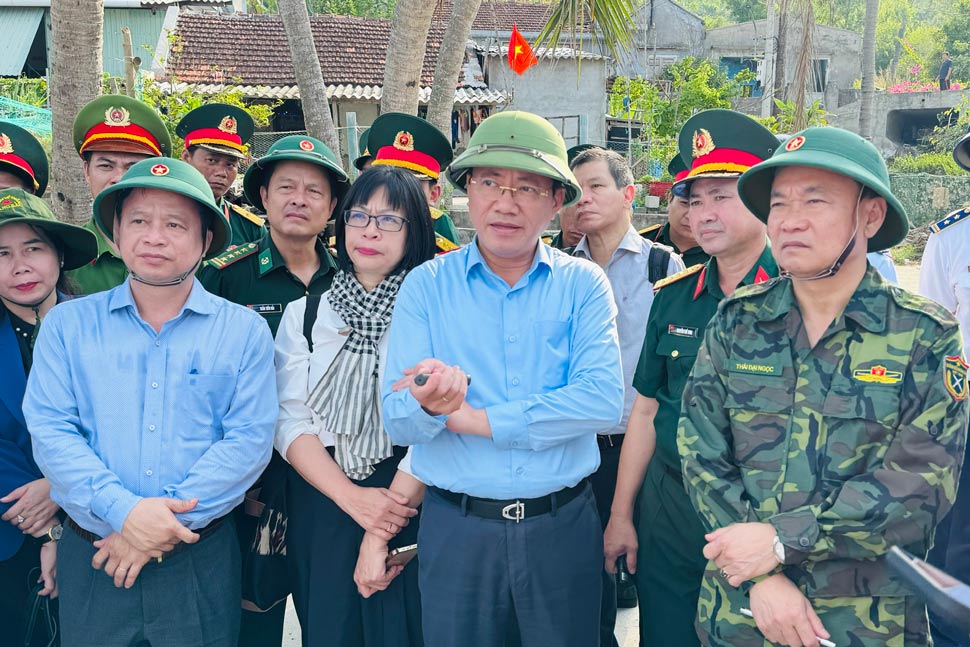 Chủ tịch UBND tỉnh Gia Lai Phạm Anh Tuấn trao đổi các nội dung liên quan đến quy hoạch. Ảnh: Hoài Phương