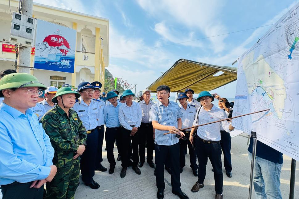 Leaders of Gia Lai province and the Vietnam Coast Guard have agreed on the policy of planning the construction of the Coast Guard Flotilla in Nhon Chau island commune. Photo: Nguyen Han