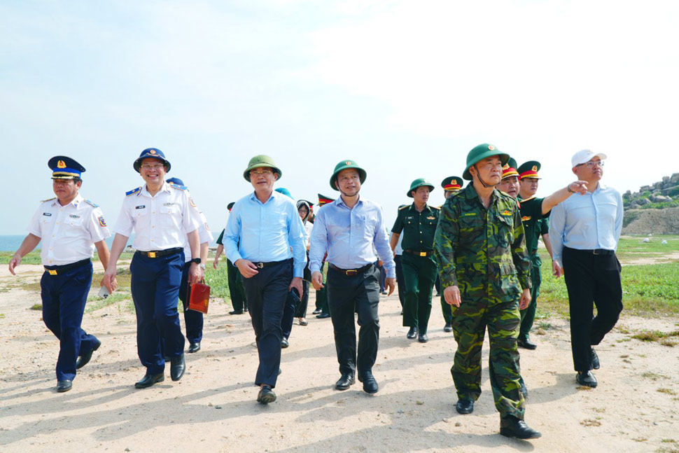 Đoàn công tác của tỉnh Gia Lai và Cảnh sát biển Việt Nam khảo sát thực địa. Ảnh: Kim Loan