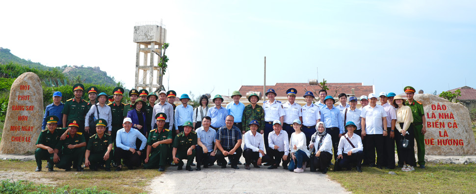 Đoàn công tác chụp ảnh lưu niệm với cán bộ, chiến sĩ trên xã đảo. Ảnh: Nguyễn Hân