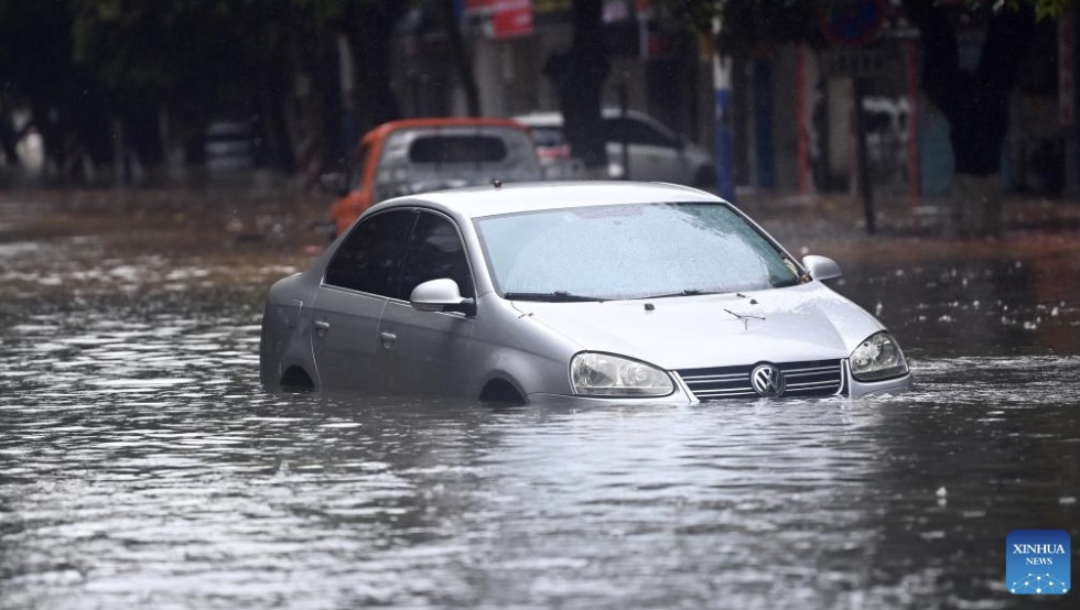 Ô tô mắc kẹt trong nước ngập ở Khâm Châu, Trung Quốc. Ảnh: Xinhua 