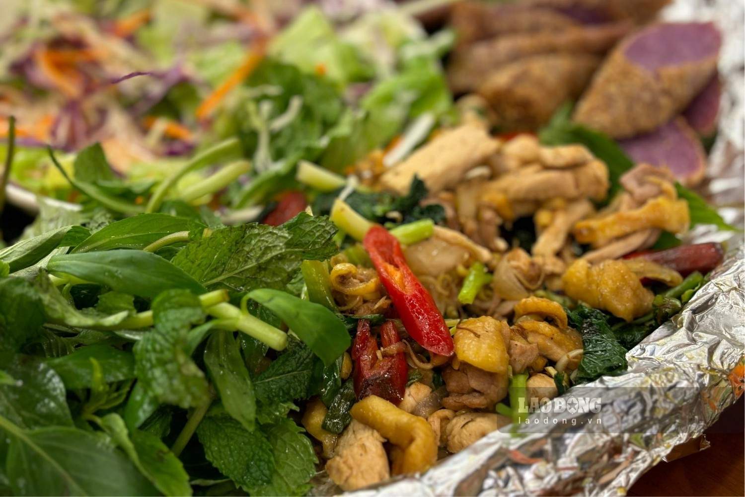 Gà nướng tiêu xanh là đặc sản của vùng Tây Bắc. Ảnh: Nguyễn Đạt