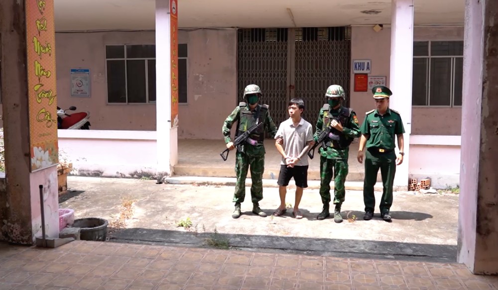 An Giang Provincial Border Guard Command received and arrested 1 subject wanted by the Vietnamese Police.