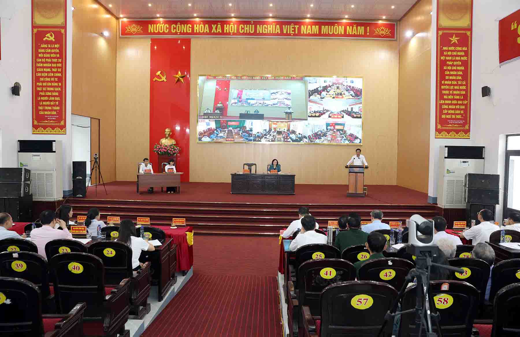 Voters in Thanh Hoa province propose increasing allowances and expanding the door for non-specialized officials. Photo: Nguyen Thanh.