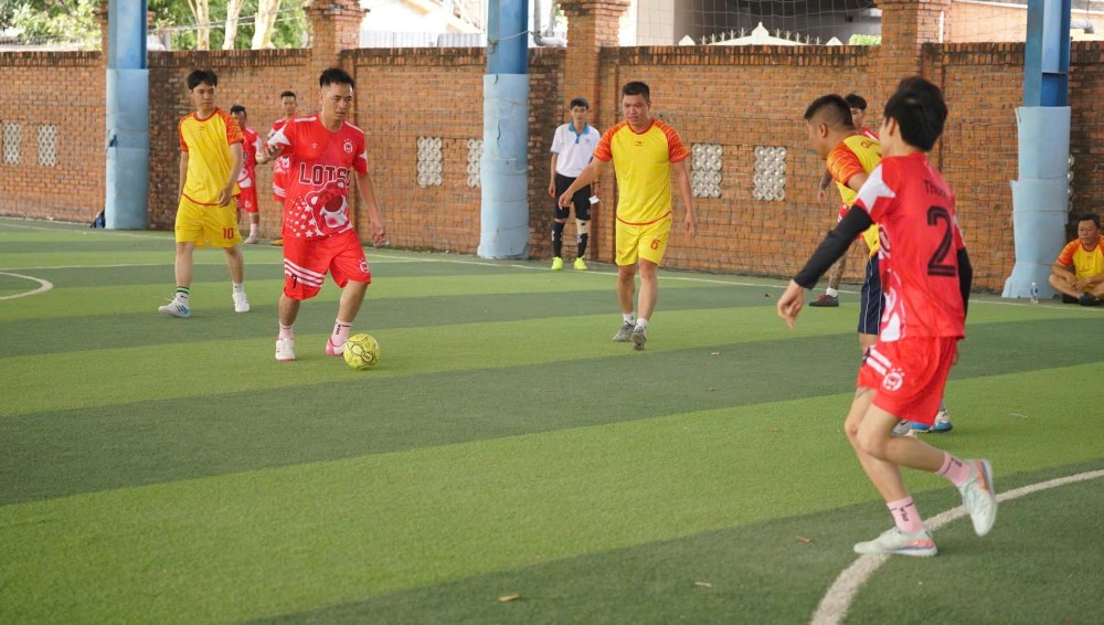 Tổ chức Giải bóng đá nam sôi nổi, thu hút 6 đội tham gia. Ảnh: Phạm Duy 