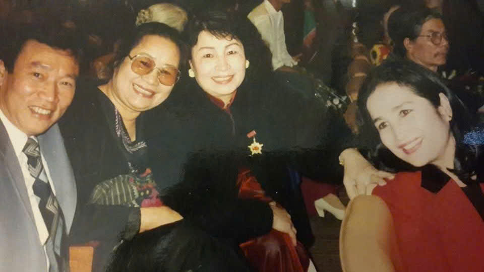 Meritorious Artist Kim Cuc (from 3 from the left) and People's Artist Tra Giang (far right). Photo: Archives