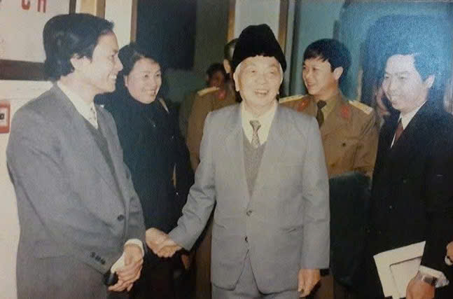 Đại tướng Võ Nguyên Giáp bắt tay NSƯT Kim Cúc khi đến thăm Đài Tiếng nói Việt Nam. Ảnh: Chụp từ tư liệu