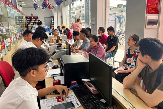 Các điểm giao dịch của Viettel Store tăng cường nhân sự hỗ trợ người dân xác thực thông tin thuê bao. Ảnh: HV