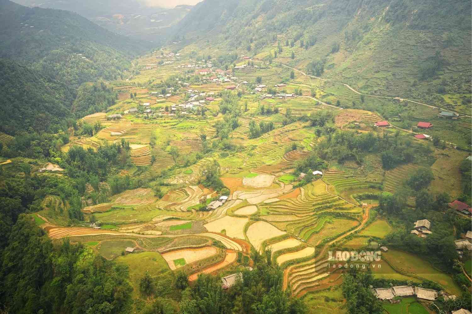 Thung lũng Mường Hoa đẹp như tranh nhìn từ độ cao hàng nghìn mét. Ảnh: Nguyễn Đạt