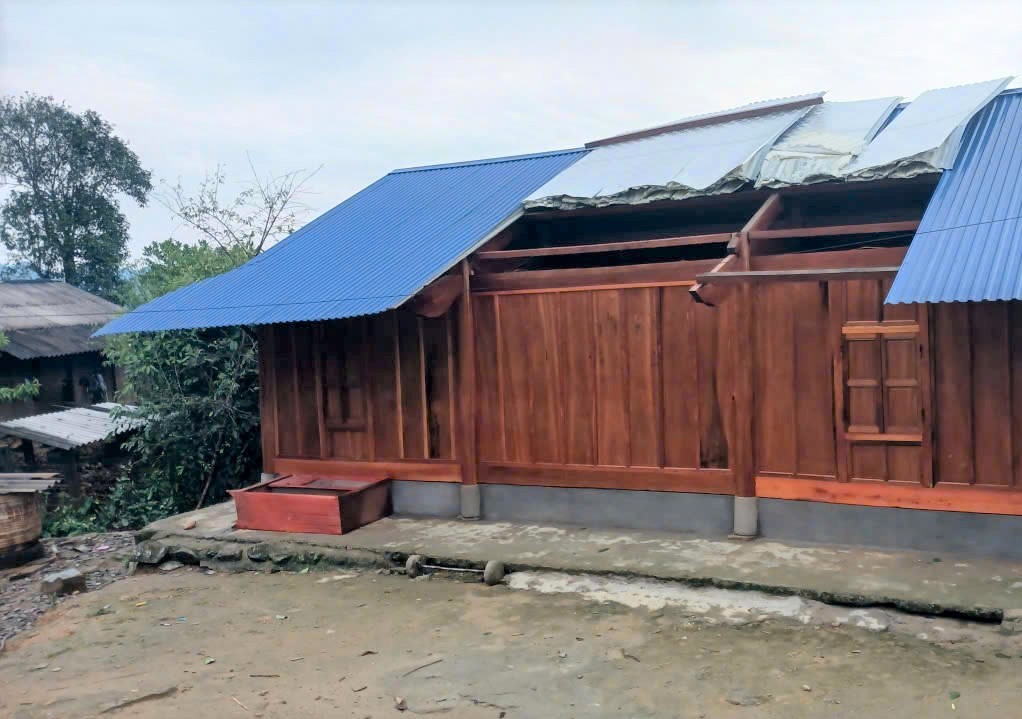 Tornadoes accompanied by heavy rain caused the corrugated iron roofs of people's houses to be blown off and heavily damaged in Nghe An. Photo: Le Thach