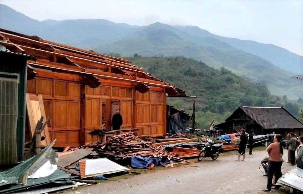 Nhà dân bị tốc mái, hư hỏng sau dông lốc tại Nghệ An. Ảnh: Lê Thạch 