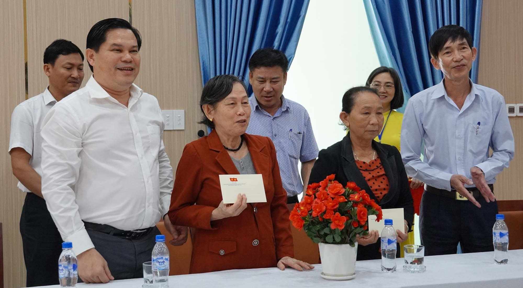 Mr. Tran Phuoc Hien - Vice Chairman of Quang Ngai Provincial People's Committee (2nd from right) cordially inquires about the health and presents gifts from General Secretary and President To Lam to people with meritorious services. Photo: Ai Kieu
