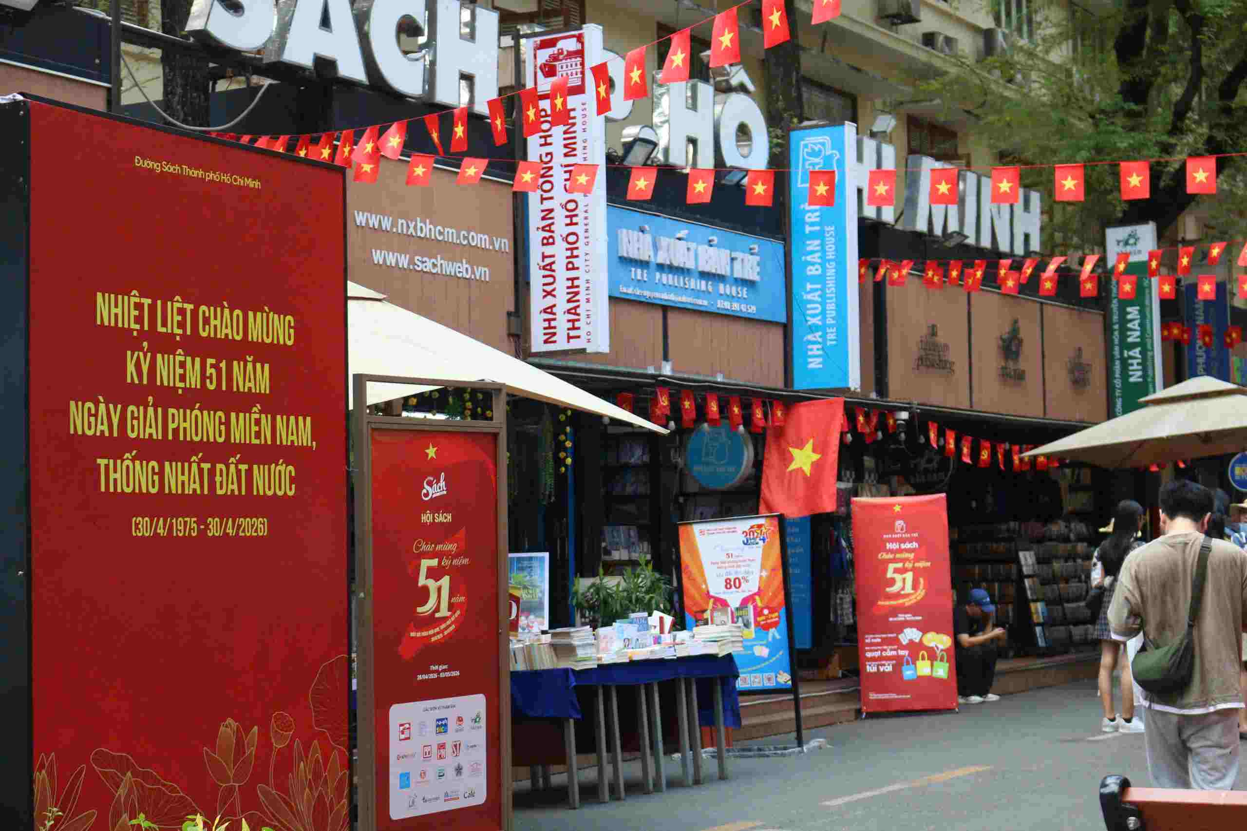 Mỗi tấm băng rôn, khẩu hiệu, pano treo dọc các tuyến đường chính như kể lại trang sử hào hùng, nhắc nhớ thế hệ hôm nay không quên công ơn cha anh đã ngã xuống vì hòa bình, thống nhất đất nước. Ảnh: Vĩnh Hy