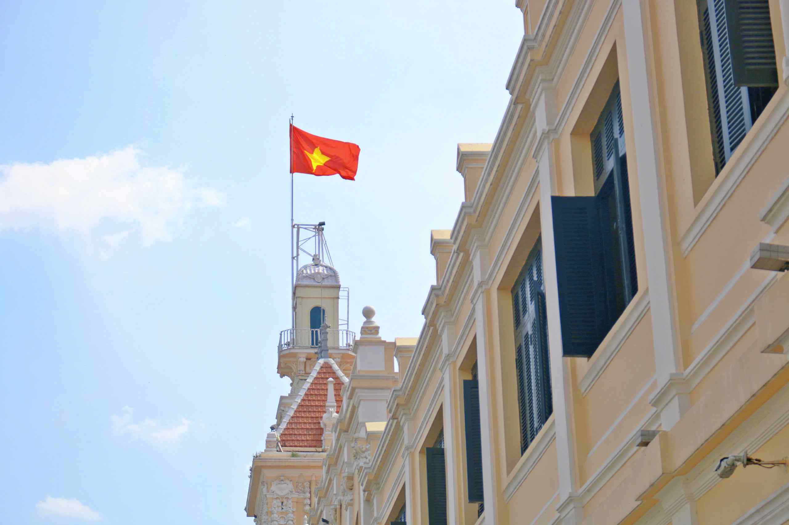 Lá cờ bay phấp phới trên tòa nhà UBND TPHCM. Ảnh: Vĩnh Hy