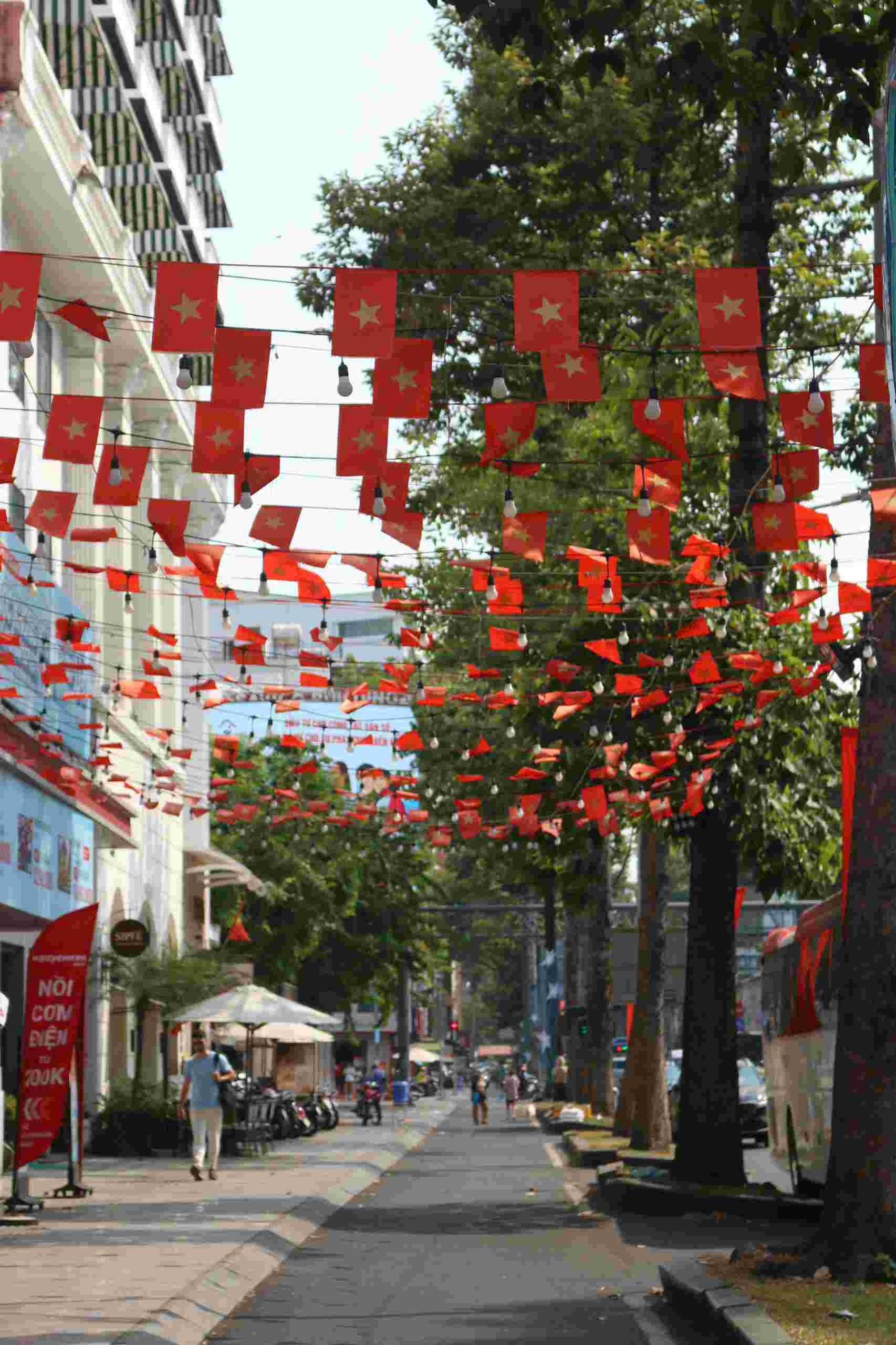 Cờ hoa rực rỡ trên tuyến đường Trần Hưng Đạo nối Yersin. Ảnh: Vĩnh Hy