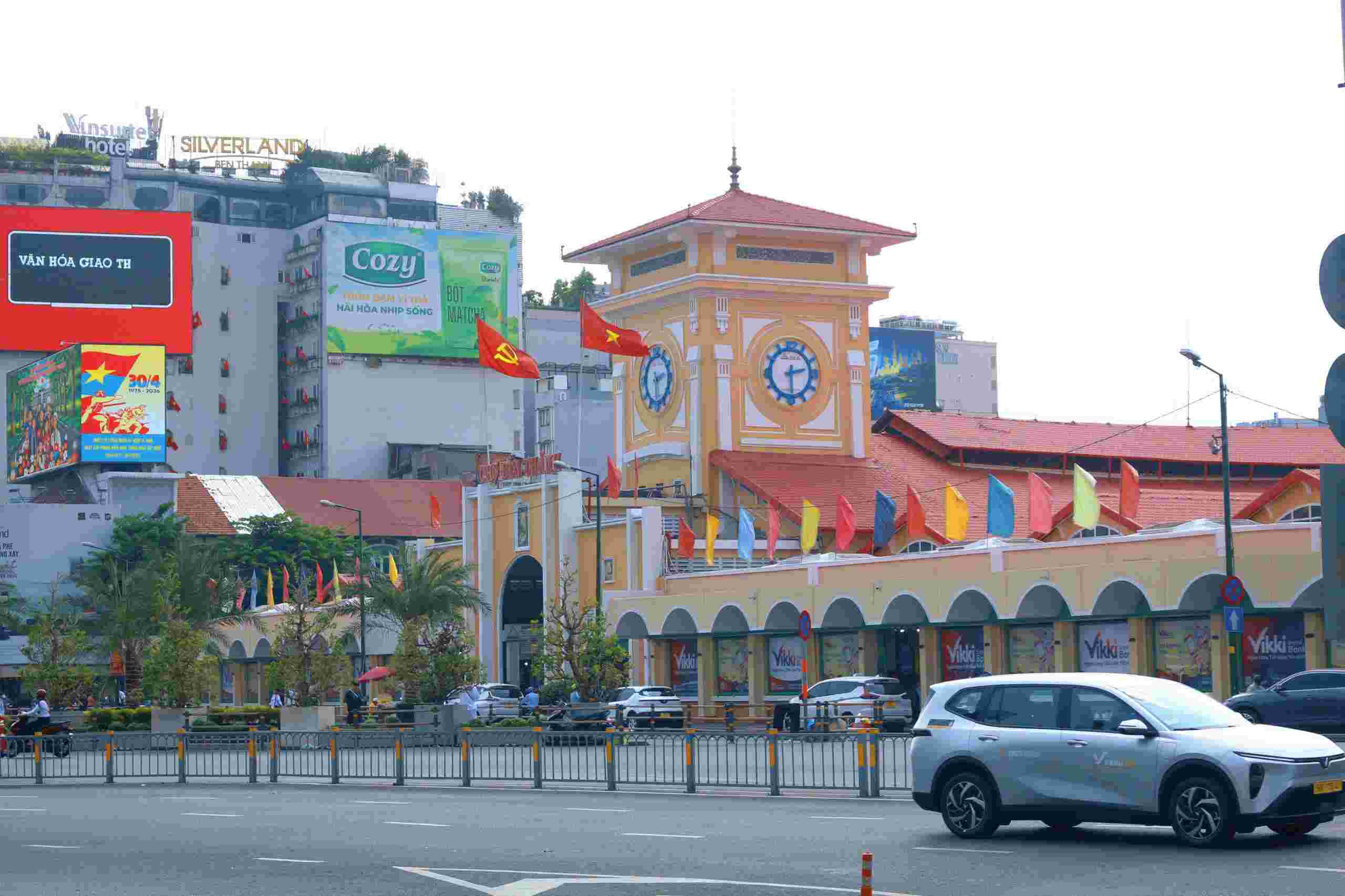 Cờ hoa rực rỡ ở chợ Bến Thành. Ảnh: Vĩnh Hy