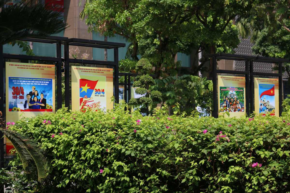 Những khẩu hiệu giản dị giữa lòng thành phố thể hiện lòng tri ân, tự hào và khát vọng hòa bình vững bền. Ảnh: Vĩnh Hy