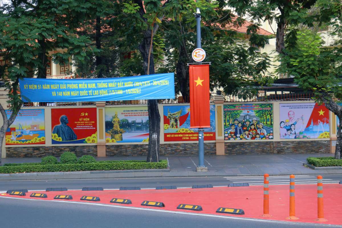 Những tấm pano, áp phích lớn chào mừng các ngày lễ ở trước UBND phường Sài Gòn. Ảnh: Vĩnh Hy