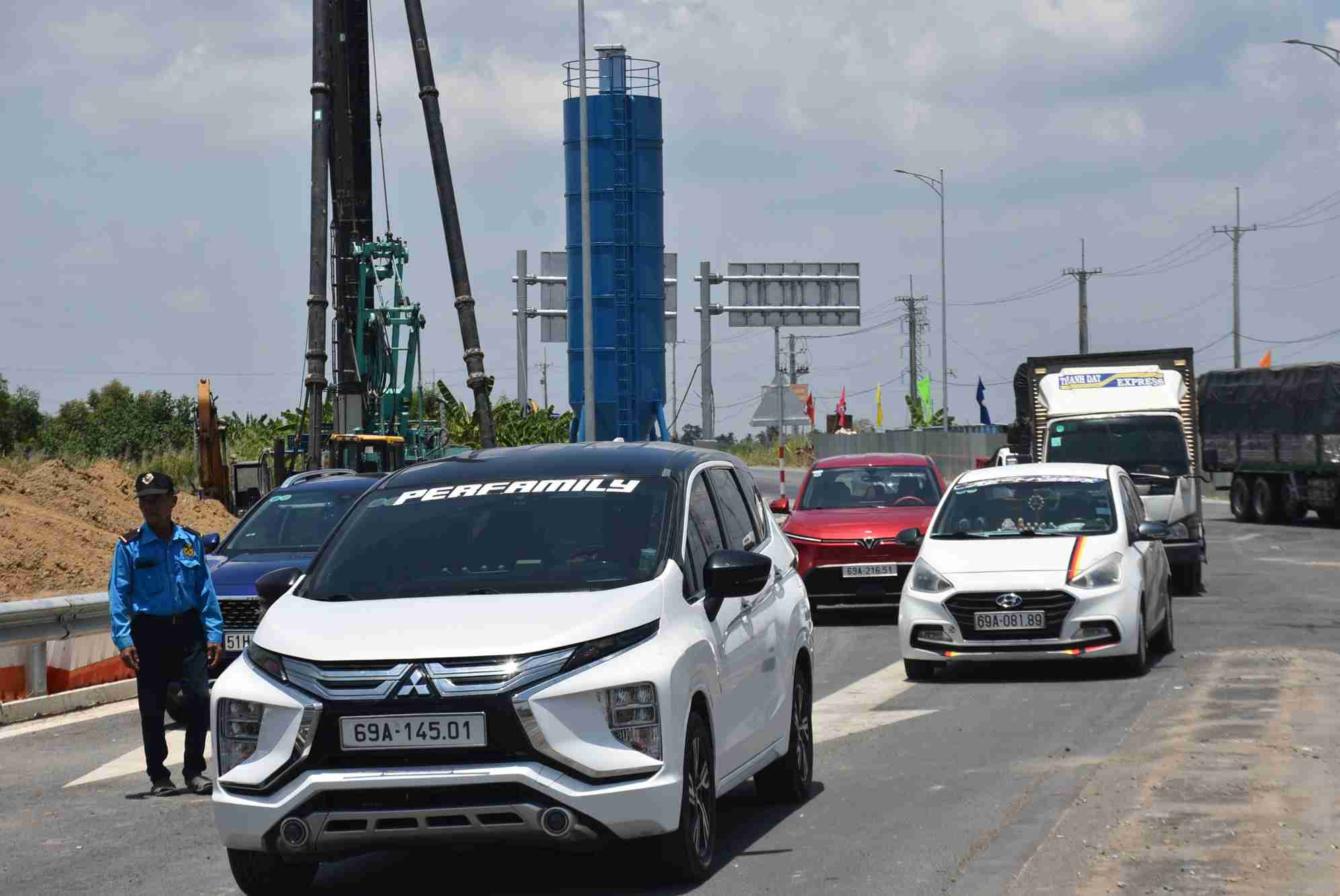 Chờ đến giờ thông xe trở lại cao tốc đoạn Hậu Giang - Cà Mau tại điểm Cà Mau. Ảnh: Nhật Hồ.