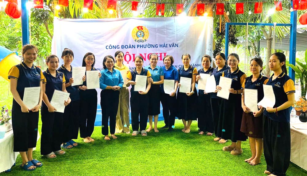 Le syndicat du quartier de Hải Vân présente le comité exécutif du syndicat de base de la classe maternelle indépendante Bầu Trời Mở. Photo: Syndicat de Hải Vân