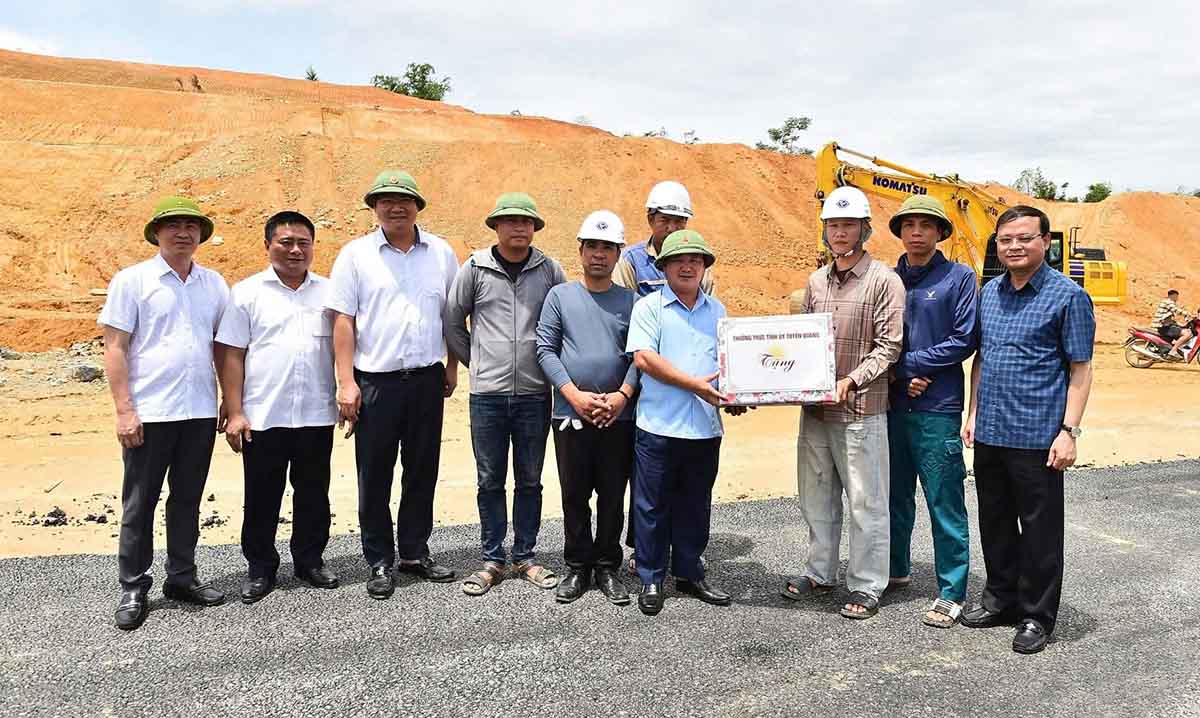 Bí thư Tỉnh ủy Tuyên Quang Hầu A Lềnh kiểm tra tiến độ, thăm và tặng quà người lao động thi công trên tuyến cao tốc Tuyên Quang - Hà Giang. Ảnh: Thanh Phúc.
