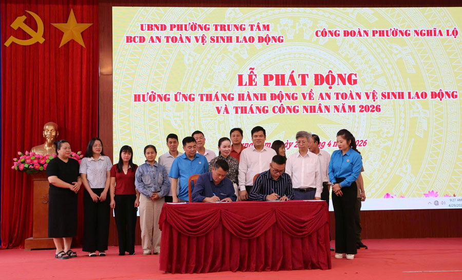 Ký cam kết giữa doanh nghiệp người lao động và công đoàn về đảm bảo an toàn lao động. Ảnh: Thanh Phong