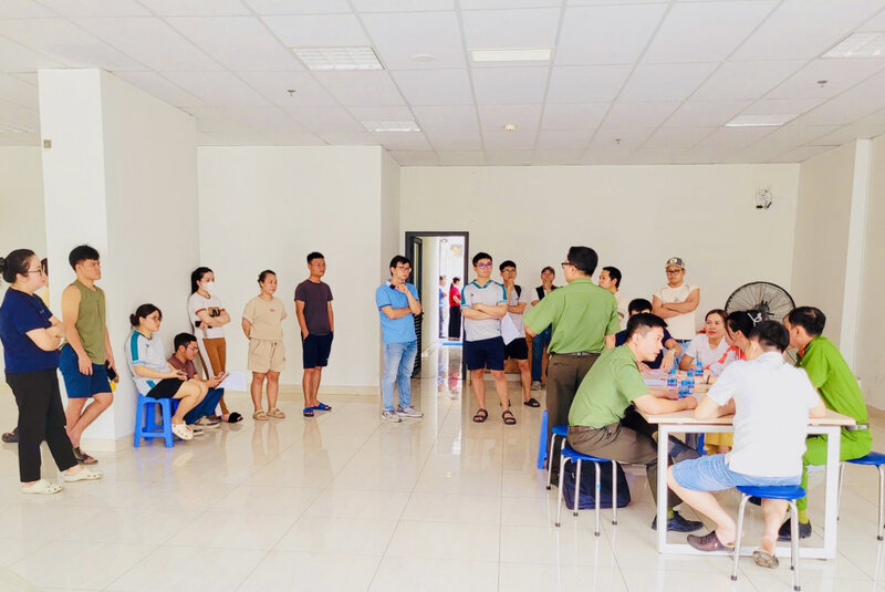 Đại diện chính quyền phường Dĩ An làm việc với cư dân về lùm xùm liên quan đến cách điều hành của Ban quản trị chung cư Bcons Garden. Ảnh: Nguồn cư dân cung cấp