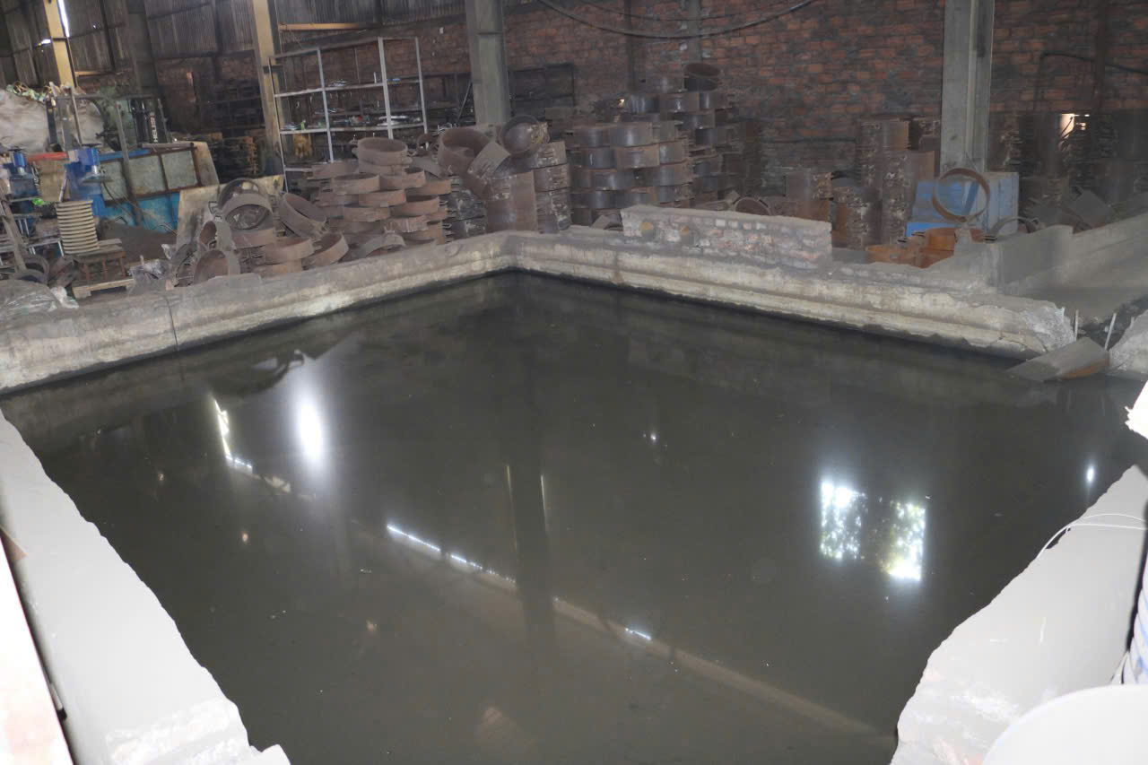 Đoàn kiểm tra, phát hiện bể chứa nước có váng dầu chưa có hệ thống xử lý nước thải. Ảnh: Cổng TTĐT phường Thiên Hương