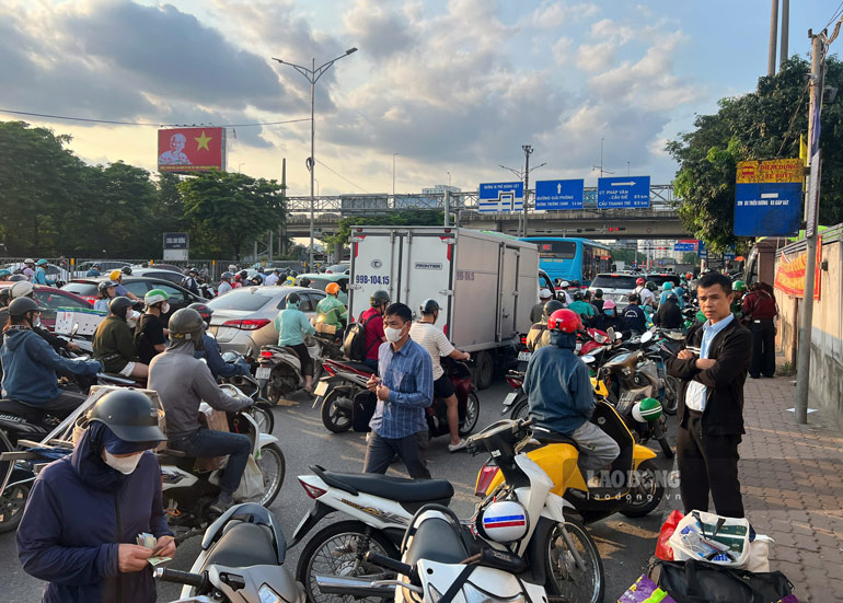 Ghi nhận lúc 17h15, khu vực cổng Bến xe Nước Ngầm đoạn Ngọc Hồi đông đúc, các phương tiện giao thông di chuyển khó khăn. Ảnh: Bùi Thơm - Đinh Hiệp