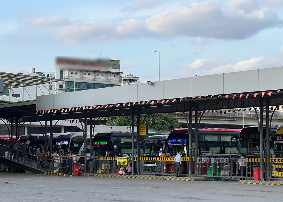 Trái ngược với tình trạng ùn tắc bên ngoài, khu vực bên trong bến xe Nước Ngầm khá vắng vẻ. Ảnh: Bùi Thơm - Đinh Hiệp