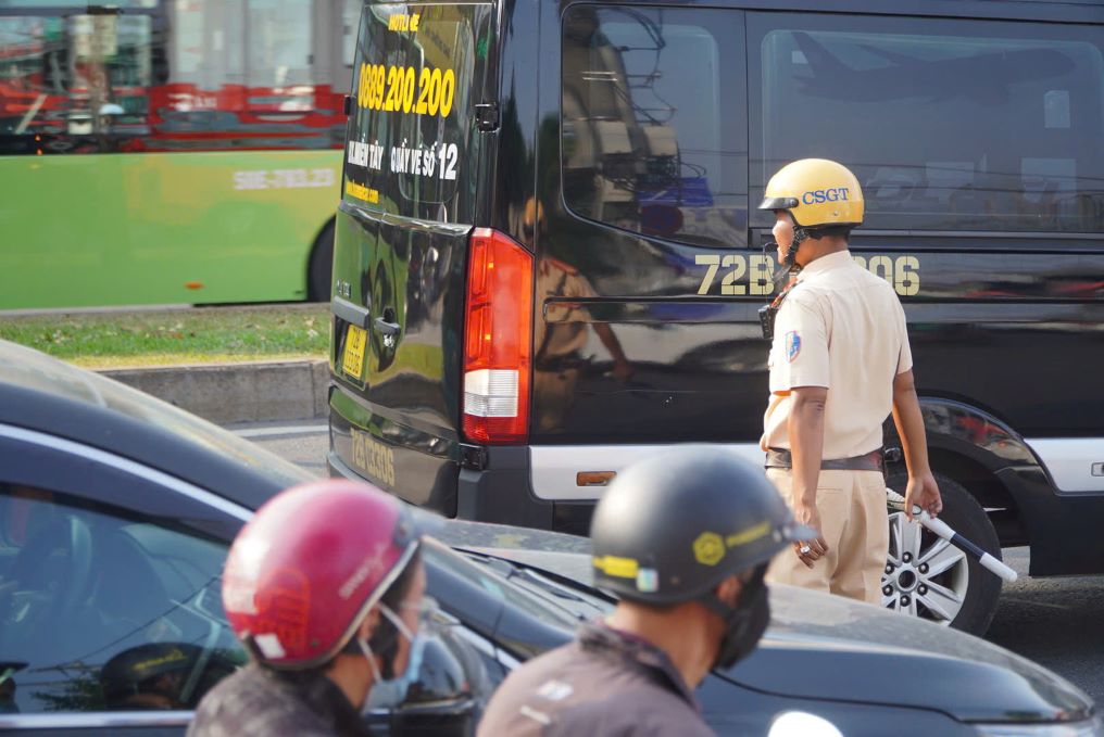 Lực lượng CSGT có mặt điều tiết giao thông khu vực. Ảnh: Chân Phúc