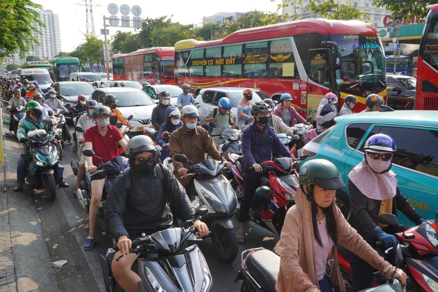 Giao thông trên đường Kinh Dương Vương nhiều thời điểm ùn ứ. Ảnh: Chân Phúc