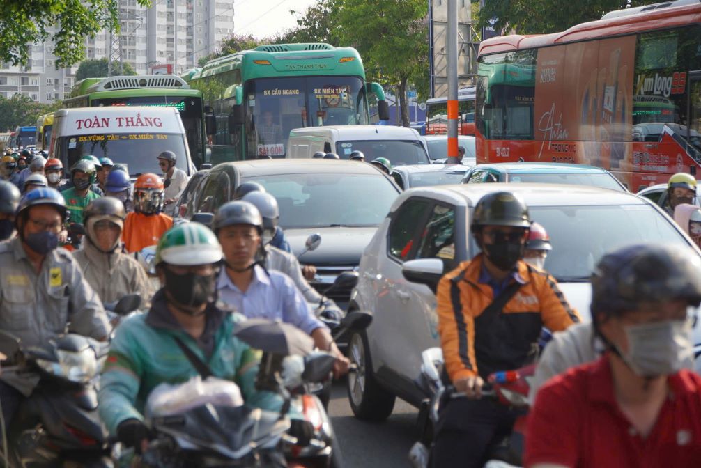 Xe máy, ôtô đan xen di chuyển chậm trước cổng bến. Ảnh: Chân Phúc