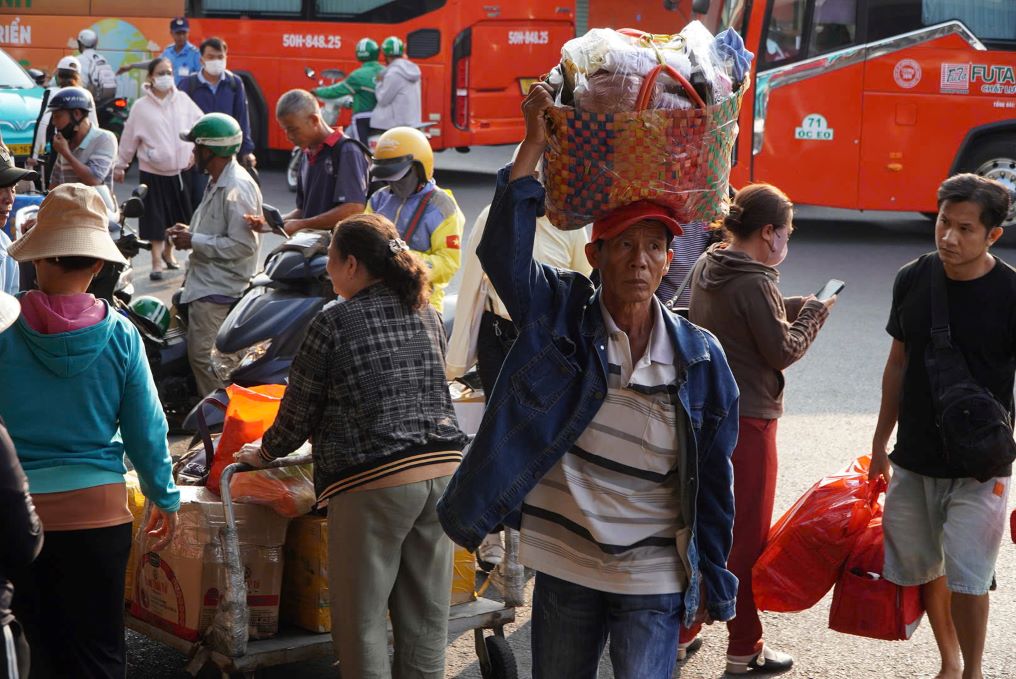 Hành khách đổ về Bến xe Miền Tây chiều 29.4 trước kỳ nghỉ lễ.