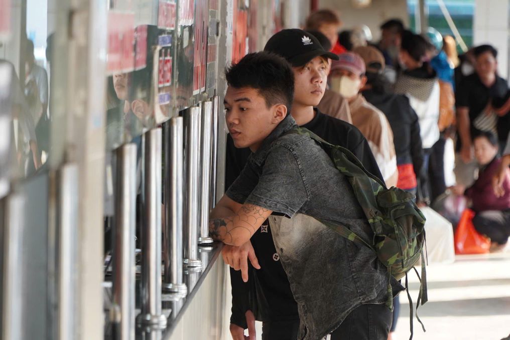 Quầy bán vé đông khách, nhân viên liên tục phục vụ. Ảnh: Chân Phúc