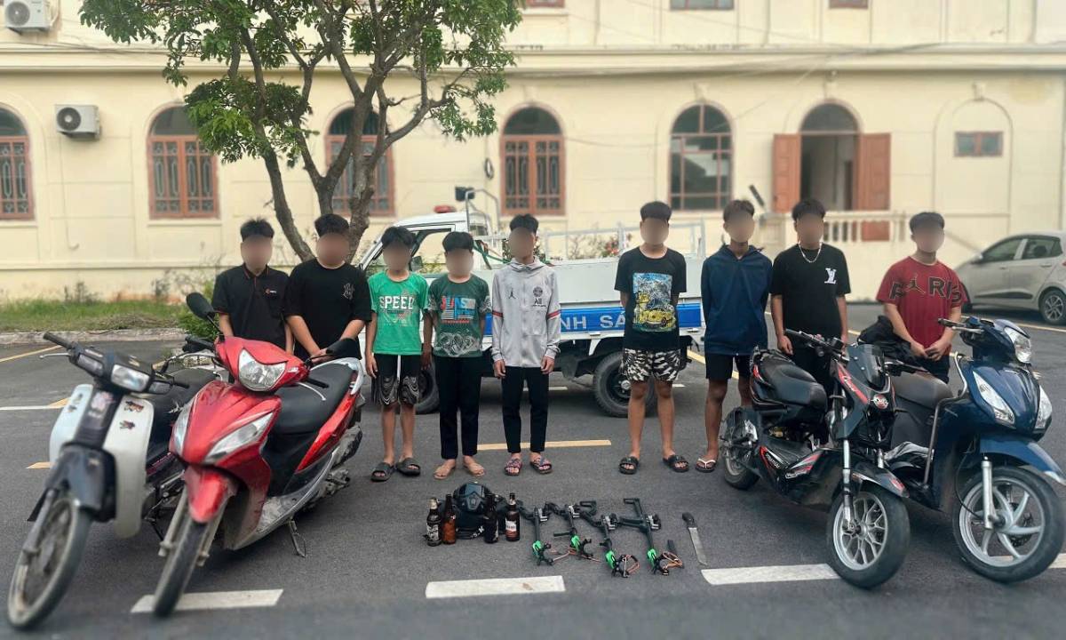 La police de la commune de Yên Khánh a convoqué, enquêté et clarifié l'affaire de 9 jeunes et adolescents ayant des actes causant des troubles à l'ordre public dans la région. Photo: Police de Ninh Bình