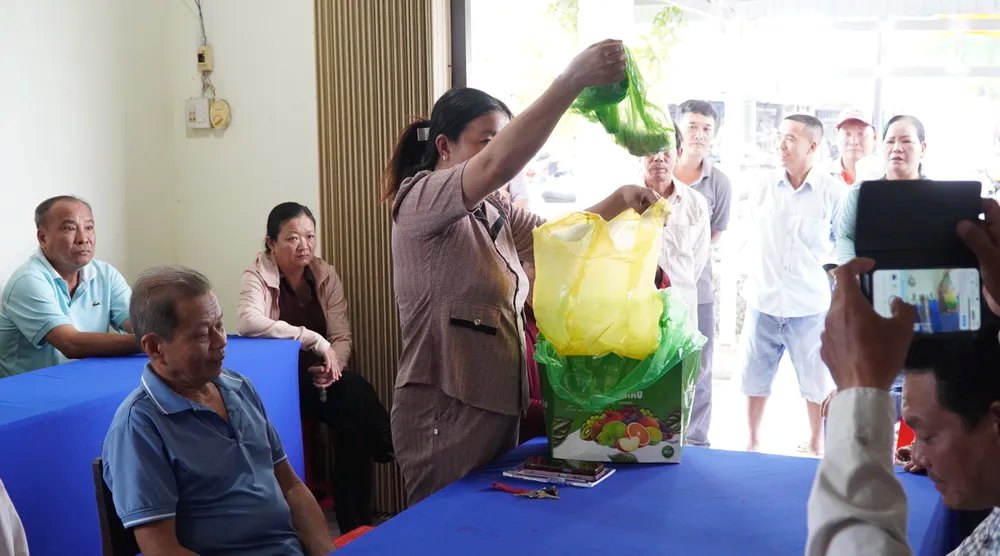 Bà Huỳnh Thị Lệ, phường Tân Thành, Cà Mau mang cá chết đến cuộc họp mong chính quyền xem xét. Ảnh: Bạn đọc cung cấp.