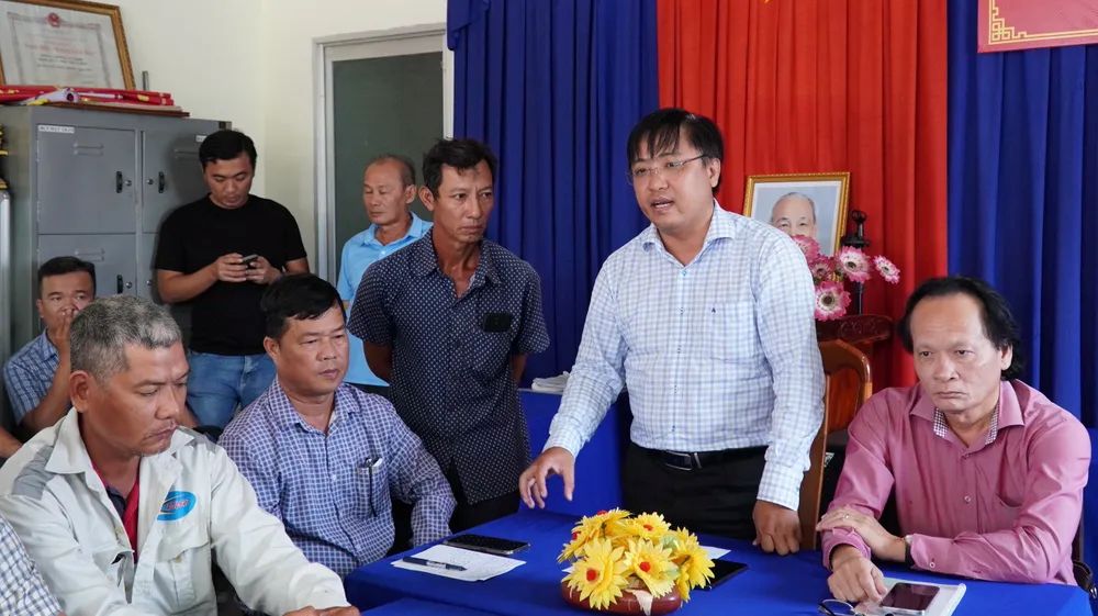 Ông Nguyễn Trường Giang (đứng phát hiểu), Phó chủ tịch UBND phường Tân Thành ghi nhận ý kiến của người dân. Ảnh: Nhật Hồ.