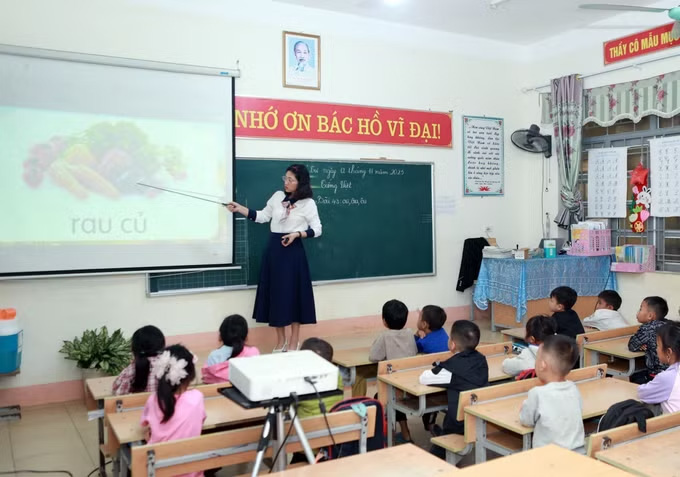 Giáo viên trường PTDT bán trú TH &THCS Trung Chải tại xã Pa Tần (Lai Châu) sử dụng giáo án điện tử đưa vào giảng dạy. Ảnh: Quý Trung/TTXVN