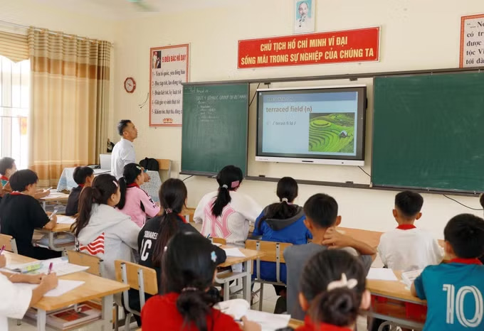 Trung Chai Ethnic Minority Boarding Primary and Secondary School (Pa Tan commune, Lai Chau) is invested in smart classrooms, 4K interactive screens to help students learn to absorb lectures better. Photo: Quy Trung/VNA