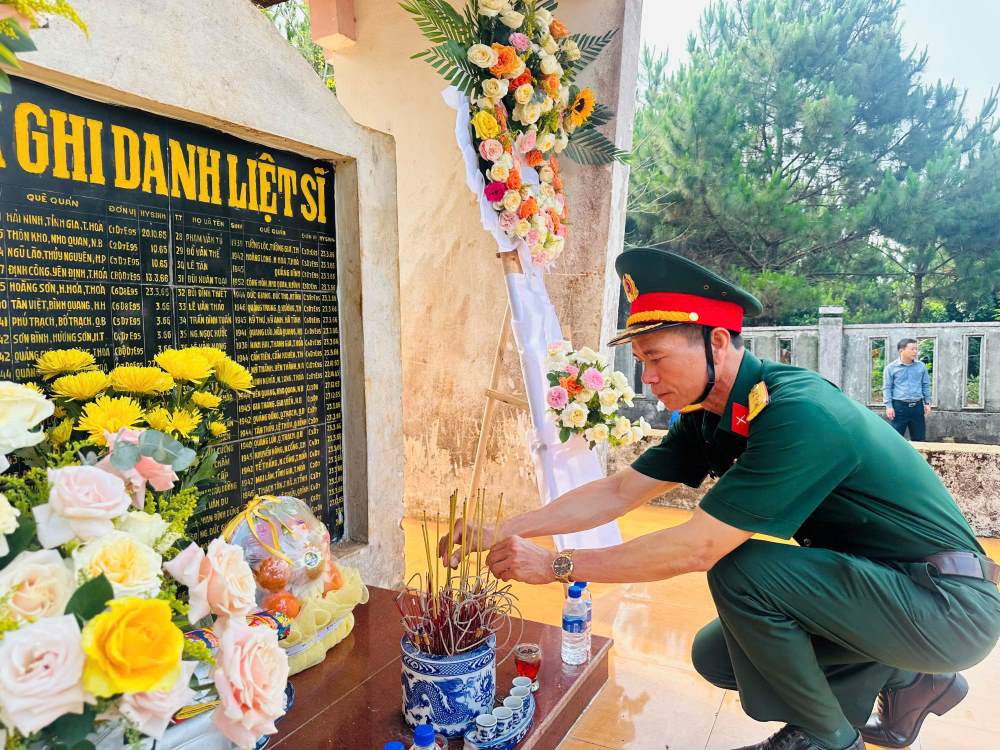 Dâng hương hoa tại Đài tưởng niệm xã Quảng Trực. Ảnh: Linh Khôi