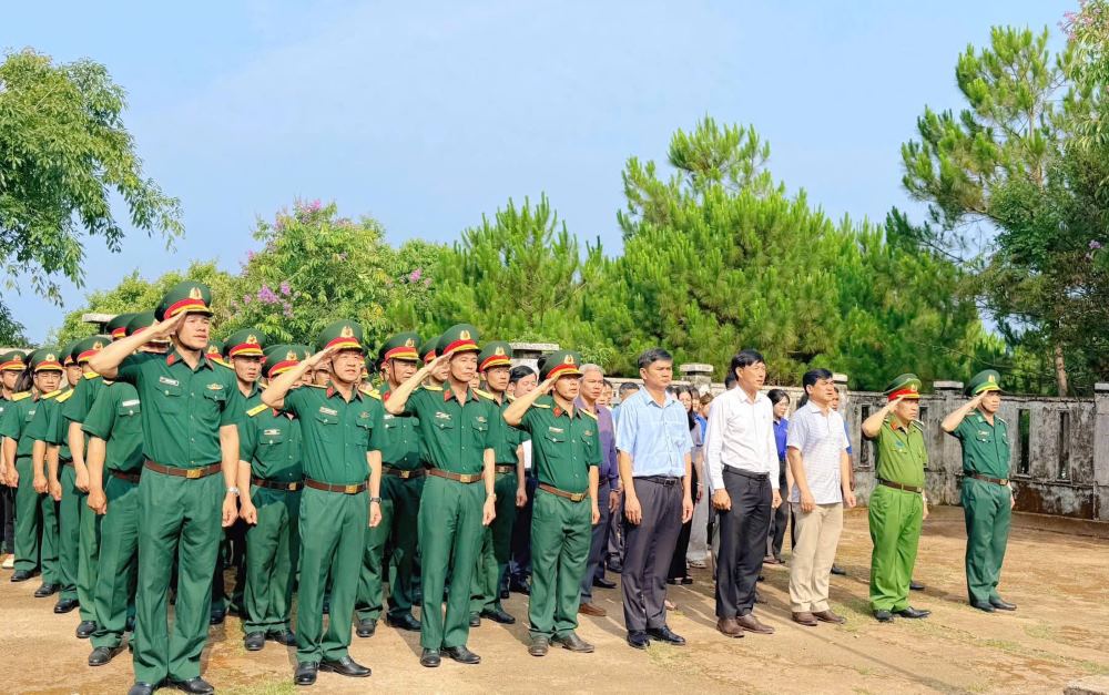 Trung đoàn 726 cùng các đơn vị dâng hương hoa tại Đài tưởng niệm xã Quảng Trực. Ảnh: Linh Khôi