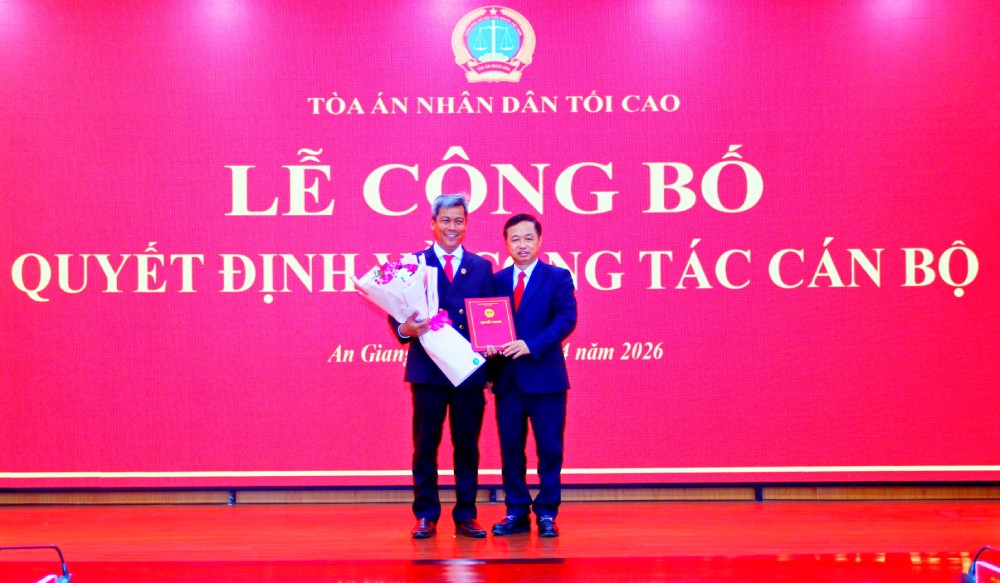 最高人民裁判所副長官のグエン・ビエン・トゥイ氏が、タイ・レット氏をアンザン省人民裁判所長官に異動・任命する決定書を授与。写真:フー・コイ