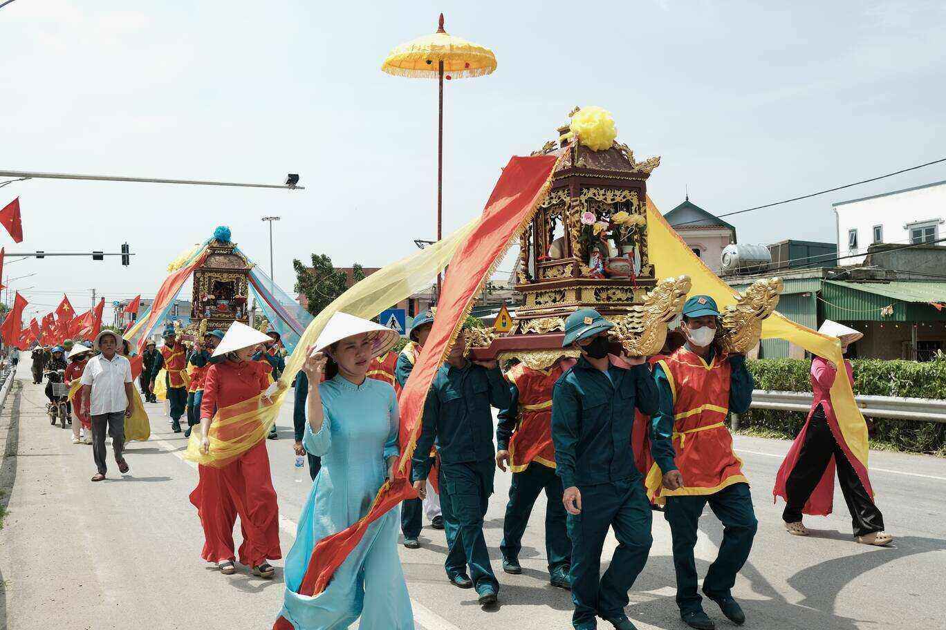 Lễ rước ấn từ đền Làng Hiếu ra cửa lạch để làm lễ phùng nghinh. Ảnh: Mai Ngân