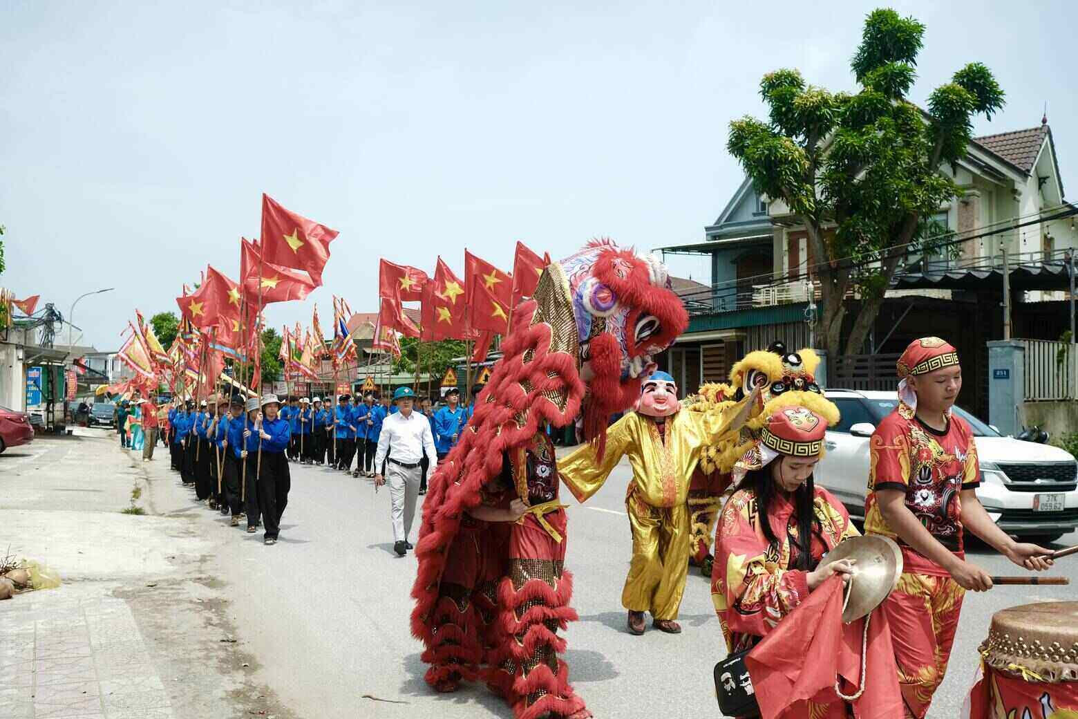 Đông đảo đoàn viên thanh niên tham gia diễu hành về bến cảng trong lễ Nghinh Ông. Ảnh: Mai Ngân