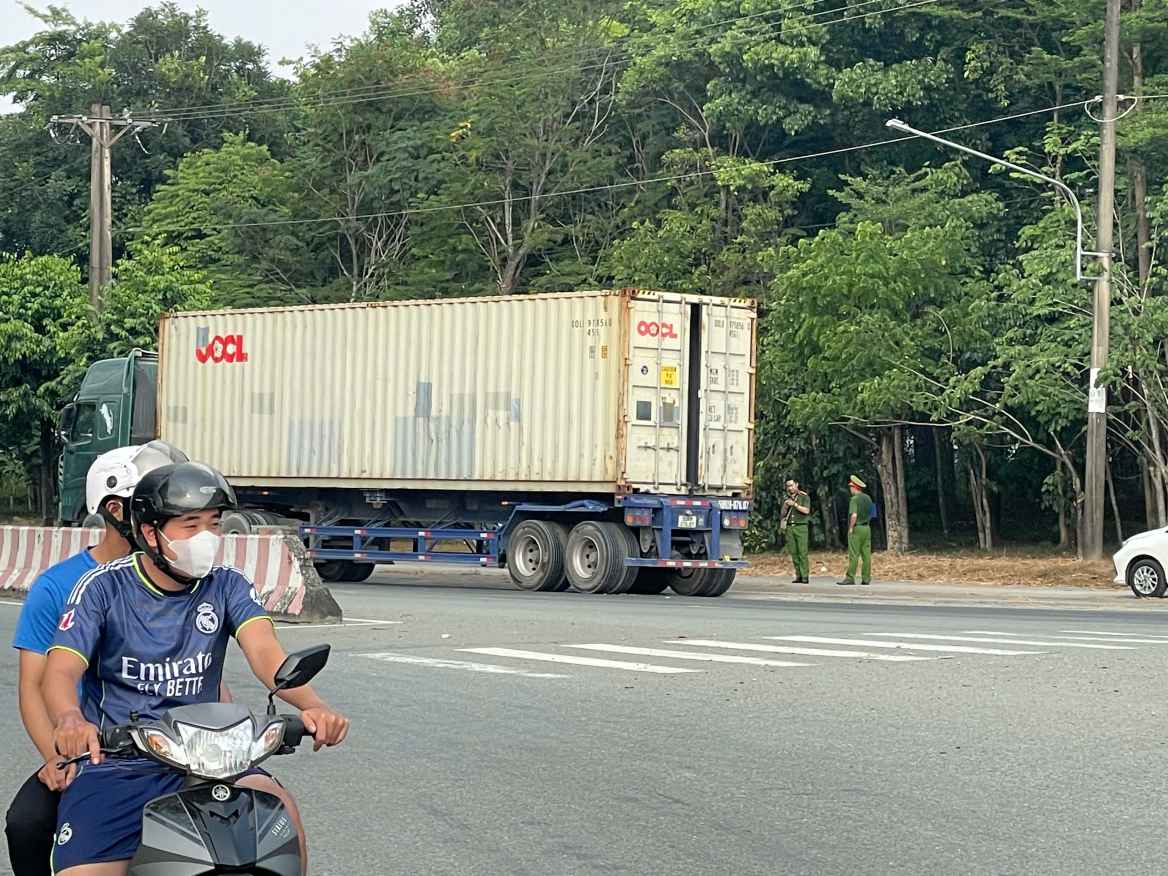 Accidente entre un camión contenedor y una motocicleta que dejó 1 muerto en la carretera My Phuoc - Tan Van. Foto: Dinh Trong