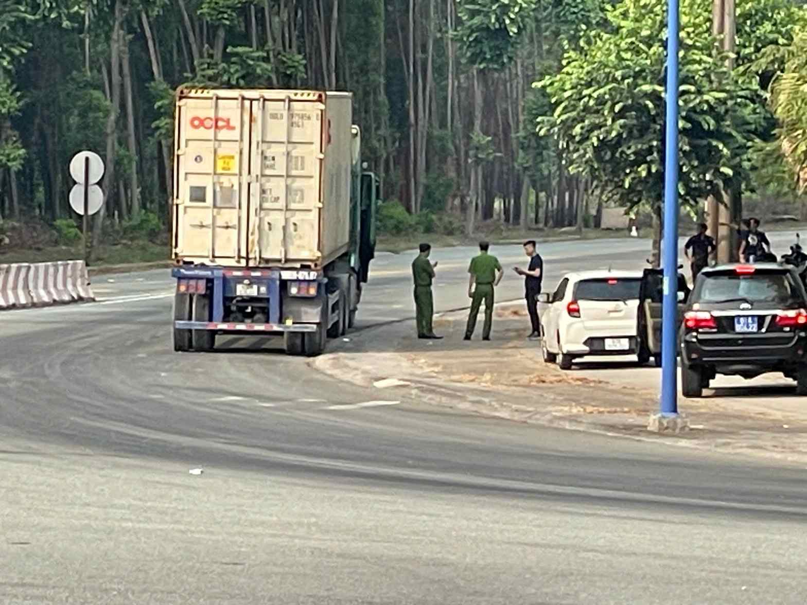 Công an đang điều tra làm rõ vụ tai nạn. Ảnh: Đình Trọng